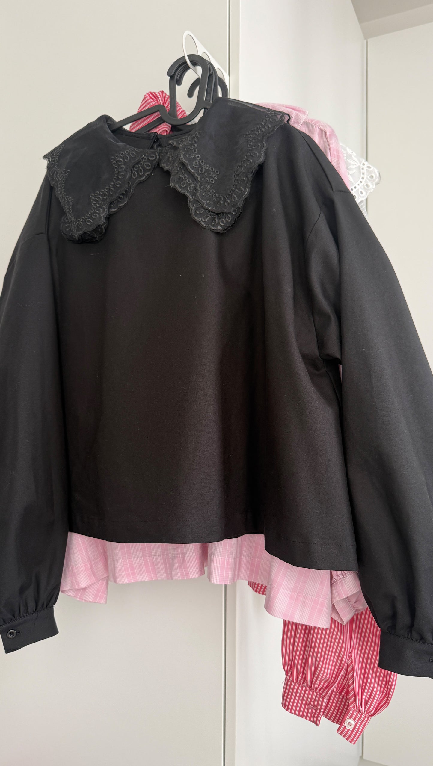CHEMISIER ROSÉE NOIR COL DENTELLE